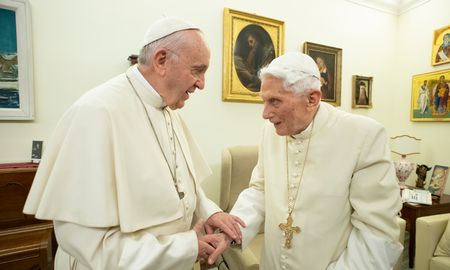 El papa Francisco dijo el miércoles que el ex pontífice Benedicto XVI, de 95 años, está “muy enfermo” y reza por él. El papa Francisco dijo el miércoles que el ex pontífice Benedicto XVI, de 95 años, está “muy enfermo” y reza por él.