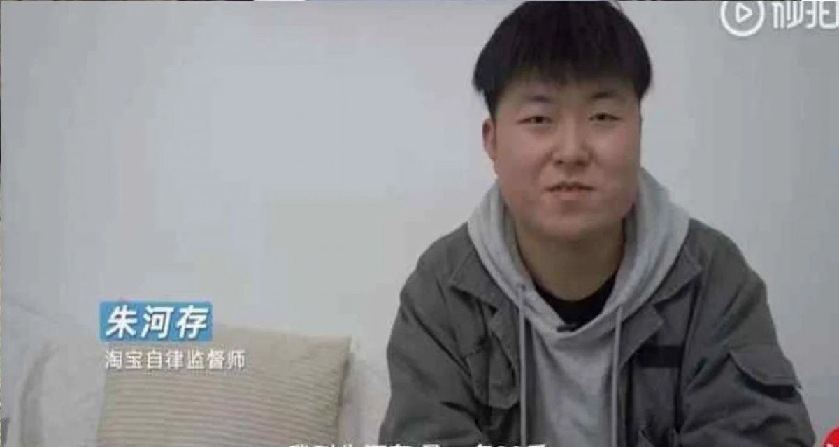 El joven que trabaja como hombre alarma y gana miles de dólares por mes