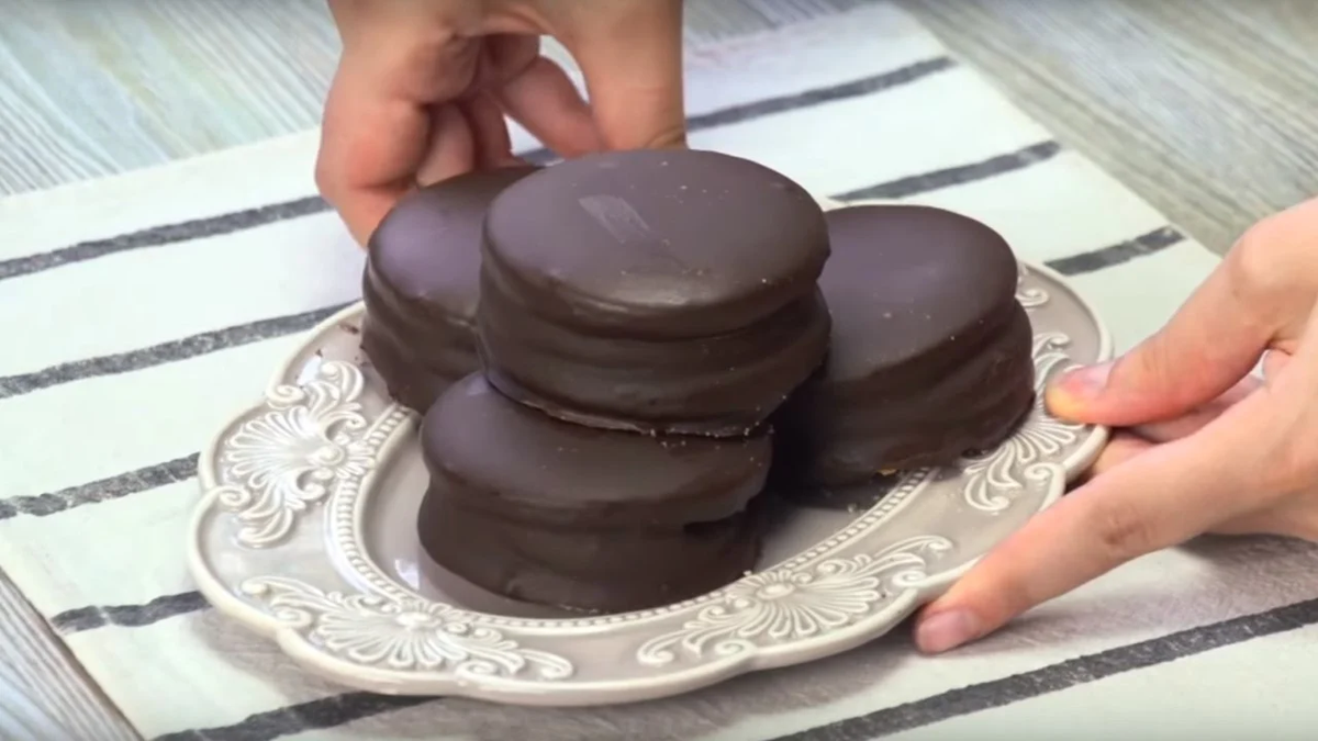 Los alfajores de chocolate son una excelente opción para sorprender a tu familia o amigos. Los alfajores de chocolate son una excelente opción para sorprender a tu familia o amigos. 