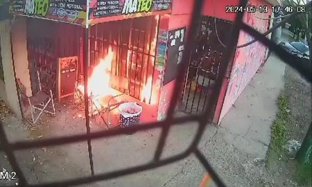 El acusado arrojó una botella prendida fuego para incendiar el local. El acusado arrojó una botella prendida fuego para incendiar el local.