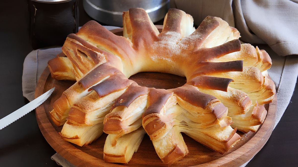 La cremona casera se destaca por su textura hojaldrada, su sabor tradicional y su clásico formato ideal para acompañar el mate. La cremona casera se destaca por su textura hojaldrada, su sabor tradicional y su clásico formato ideal para acompañar el mate.