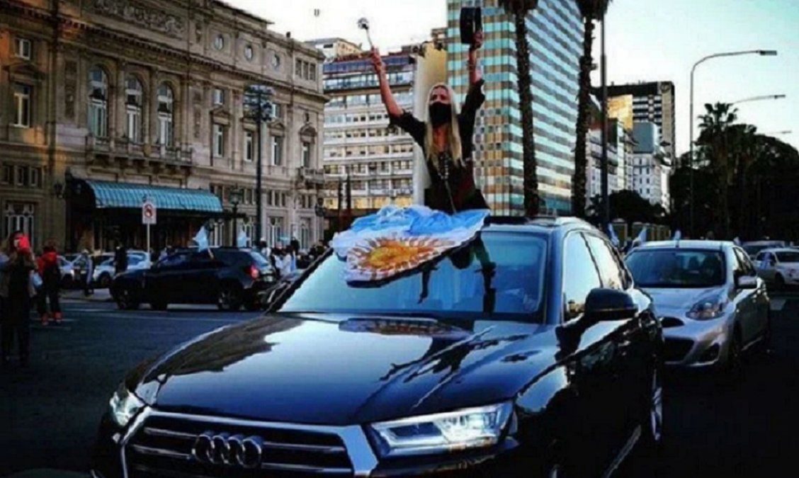 Fue a la marcha en un Audi que debe $350.000 de patente y las redes estallaron