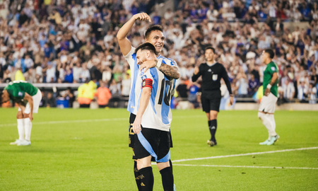 Lionel Messi marcó un triplete y ganó 6 a 0 contra Bolivia por las Eliminatorias. Lionel Messi marcó un triplete y ganó 6 a 0 contra Bolivia por las Eliminatorias.