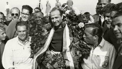 Juan Manuel Fangio cumpliría 109 años: perfil del piloto que conducía con las muñecas de Dios