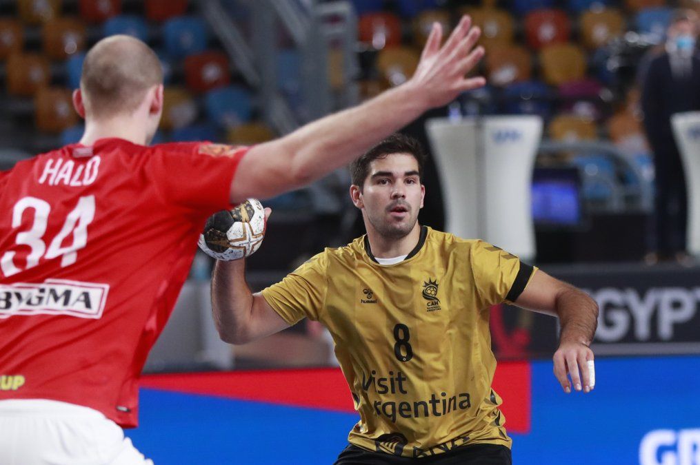 Argentina cayó ante el último campeón y quedó segunda en su grupo.