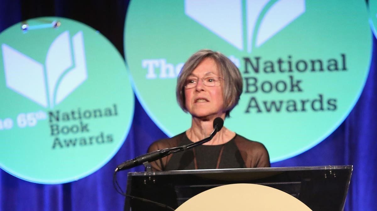 Glück es autora de nueve libros de poesía que se sumergen en cuestiones como la decepción, el rechazo, muerte, amor y la traición.