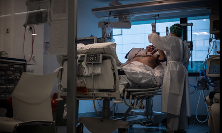 Su esposa llegó al hospital porque iban a entubarlo y descubrió que su amante lo estaba cuidando Su esposa llegó al hospital porque iban a entubarlo y descubrió que su amante lo estaba cuidando