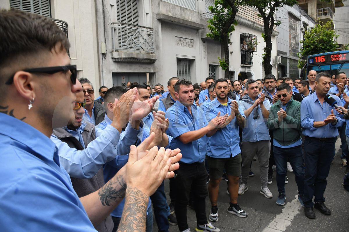 Emotiva despedida a César Roldán, el colectivero asesinado en Rosario. Emotiva despedida a César Roldán, el colectivero asesinado en Rosario.