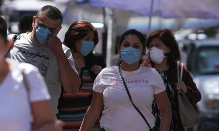 Los organismos económicos internacionales estimaron que si más del 90% de las personas usarían máscara y mantendrían la distancia se podrían evitar las cuarentenas generales. Los organismos económicos internacionales estimaron que si más del 90% de las personas usarían máscara y mantendrían la distancia se podrían evitar las cuarentenas generales.