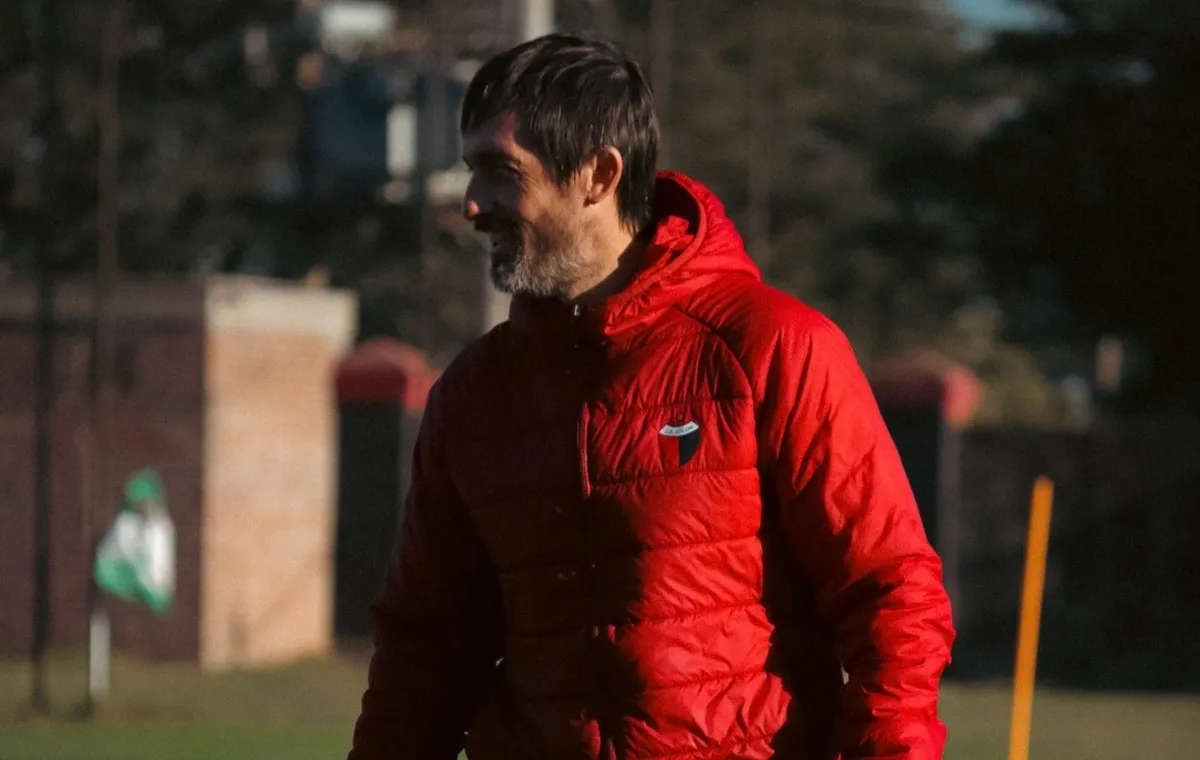 El equipo que paró Martín Minella en Colón para visitar a Almagro por la Primera Nacional