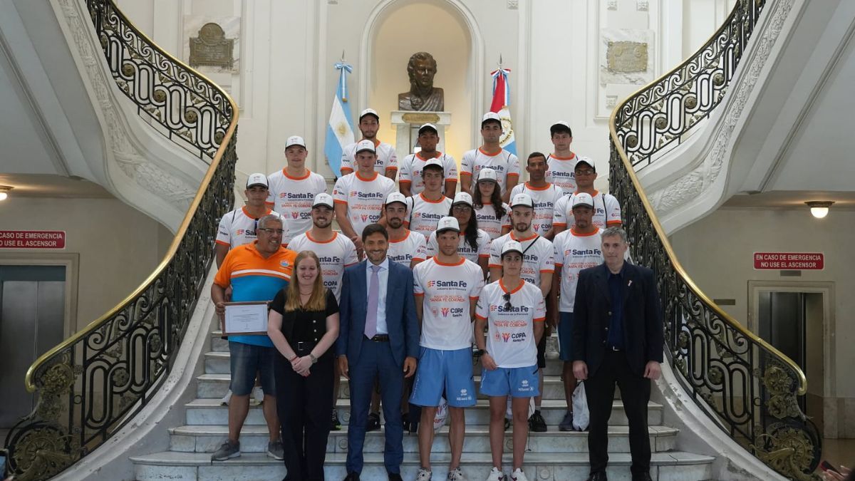 El gobernador Maximiliano Pullaro encabezó este viernes la presentación oficial de los nadadores y nadadoras que participarán de la 48ª edición de la Maratón Acuática Internacional Santa Fe–Coronda Copa Santa Fe.