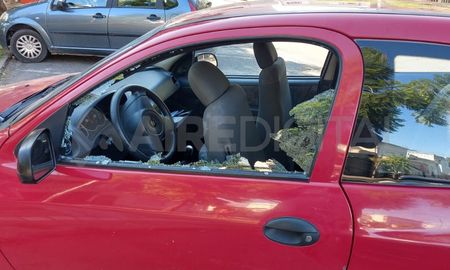 vandalizaron el vidrio de un auto en bulevar vandalizaron el vidrio de un auto en bulevar