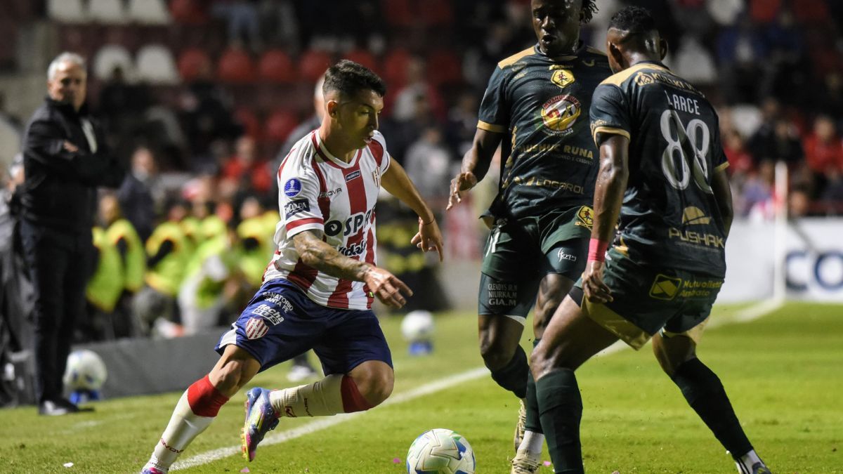 Del Blanco ante Mushuc Runa y de fondo la mirada de Madelón: la última copa internacional en el 15 de Abril. Del Blanco ante Mushuc Runa y de fondo la mirada de Madelón: la última copa internacional en el 15 de Abril.