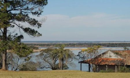 La costanera sobre el río Uruguay invita a caminar y disfrutar de atardeceres únicos. La costanera sobre el río Uruguay invita a caminar y disfrutar de atardeceres únicos.