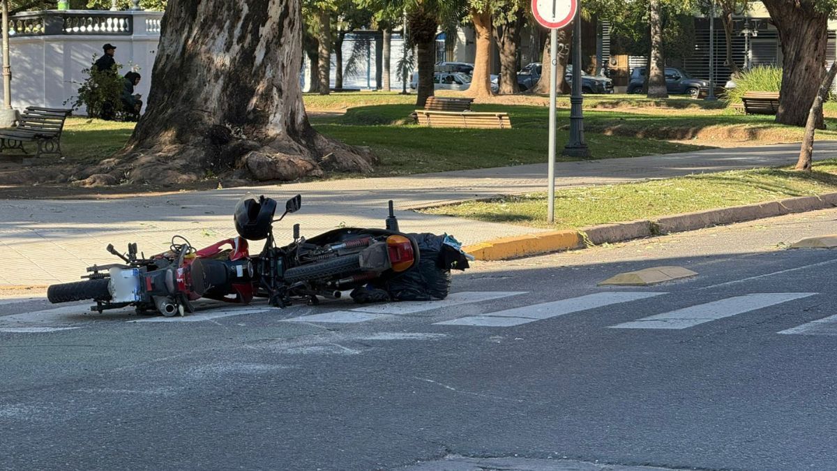 El accidente ocurrió en Urquiza y Santiago del Estero, en el macrocentro de Santa Fe. Una motociclista sufrió una fractura y fue trasladada al hospital Cullen.