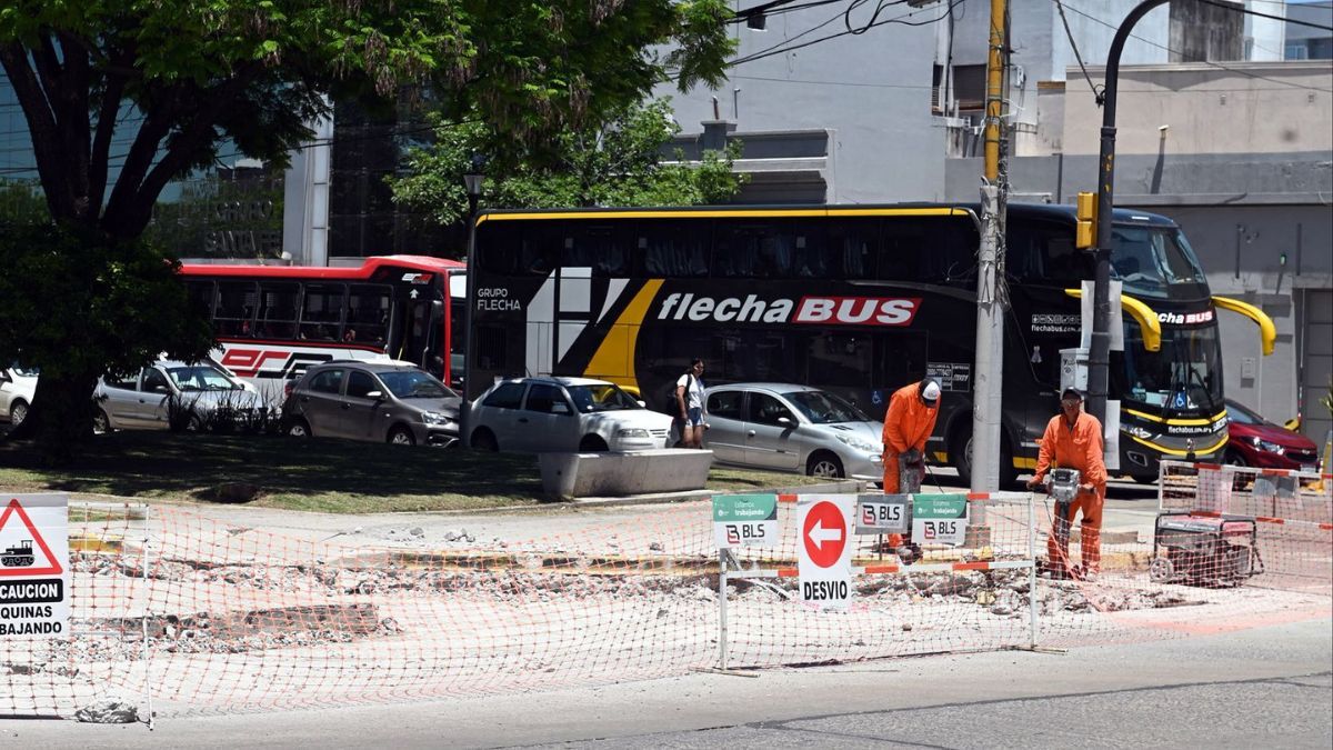 La Municipalidad de Santa Fe comenzó a reparar el bache que se produjo en un nuevo sector de la Terminal “Gral. Manuel Belgrano”. 
