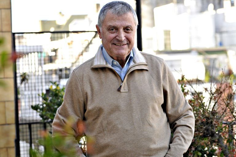 Gino Renni continúa en terapia intensiva.