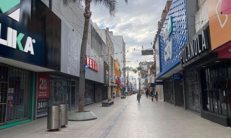 La tradicional postal de una peatonal casi vacía durante un partido decisivo de la Selección argentina. La tradicional postal de una peatonal casi vacía durante un partido decisivo de la Selección argentina.