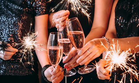 Las mejores frases para desearles un Feliz Año Nuevo a tus seres queridos. Las mejores frases para desearles un Feliz Año Nuevo a tus seres queridos.