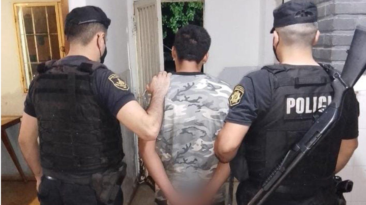 Un joven de 19 años fue detenido por la policía mientras sustraía el tablero de un colectivo en desuso.