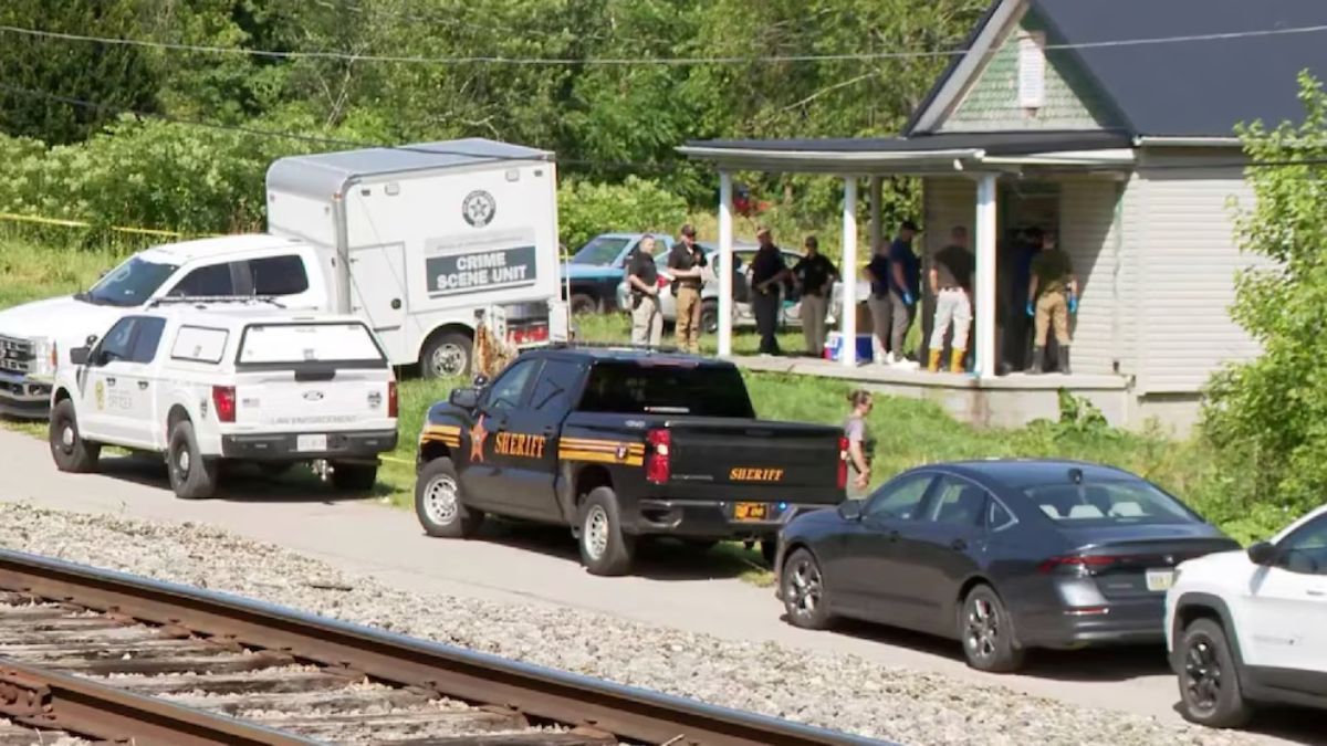 Las autoridades encontraron a los 16 menores hacinados en una vivienda insalubre durante un allanamiento realizado en el estado de Ohio. Las autoridades encontraron a los 16 menores hacinados en una vivienda insalubre durante un allanamiento realizado en el estado de Ohio.