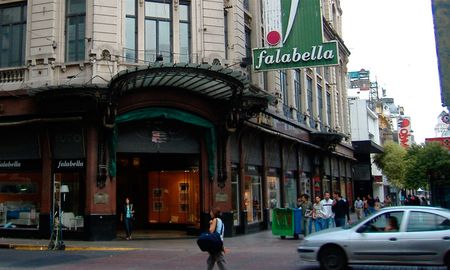 En Argentina, Falabella cuenta con 10 sucursales de sus tiendas y 9 de Sodimac. En Rosario, ocupa el histórico edificio de la tienda La Favorita. En Argentina, Falabella cuenta con 10 sucursales de sus tiendas y 9 de Sodimac. En Rosario, ocupa el histórico edificio de la tienda La Favorita.