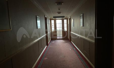 El hotel es una mezcla de tragedia con delirio, quizá es una postal más reducida de lo que ocurre en el resto del país. El hotel es una mezcla de tragedia con delirio, quizá es una postal más reducida de lo que ocurre en el resto del país.