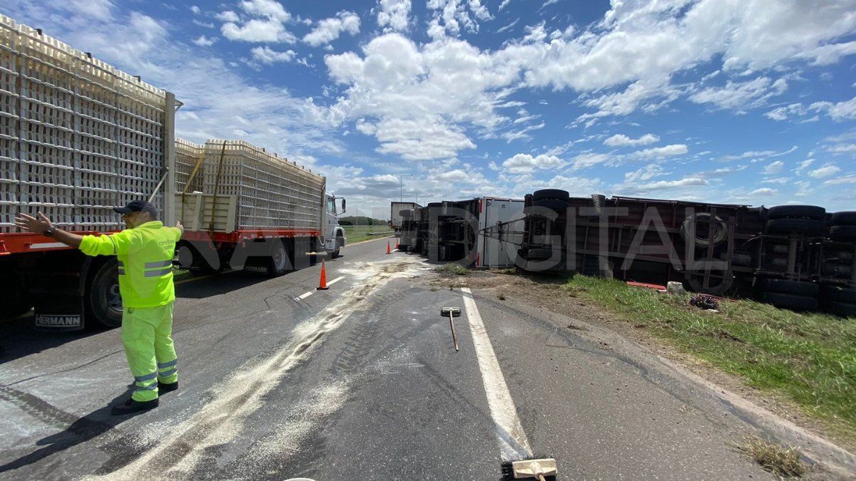 El camión volcó a la altura del kilómetro 15 de la Autovía 19. Hay corte total de tránsito en la mano hacia Córdoba.