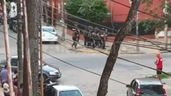 Así dispersaba la policía los enfrentamientos entre hinchas de Las Flores y de Defensores de Alto Verde. 
