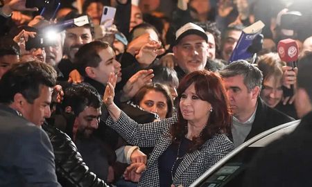 Cristina Kirchner dijo que su abogado desnudará la farsa de Luciani y Mola. Cristina Kirchner dijo que su abogado desnudará la farsa de Luciani y Mola.
