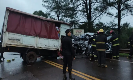 El choque entre una camioneta y un camión de reparto dejó dos víctimas fatales El choque entre una camioneta y un camión de reparto dejó dos víctimas fatales