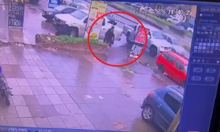 El ataque ocurrió a plena luz del día en una pollería de Isidro Casanova, La Matanza. El ataque ocurrió a plena luz del día en una pollería de Isidro Casanova, La Matanza.