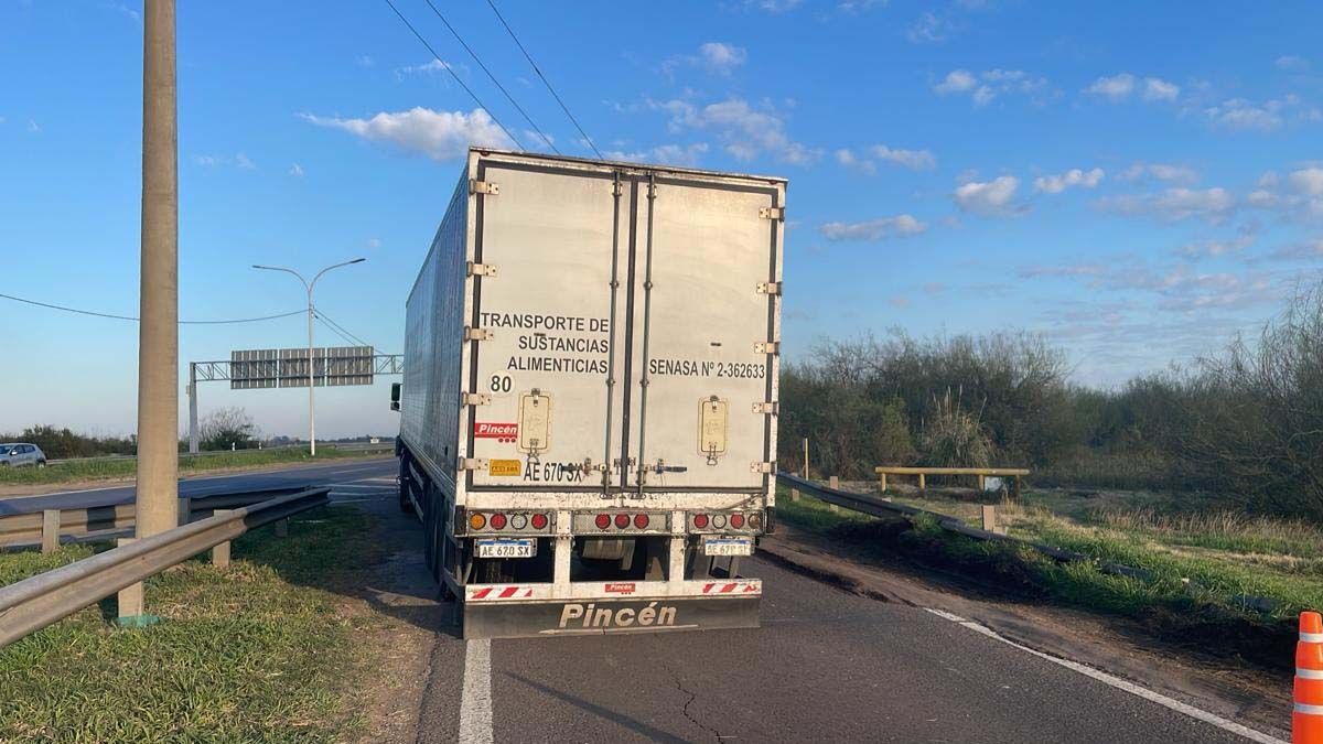 Hay vehículos de gran porte que tienen que bajar sus ruedas derechas a la banquina para poder esquivarlo. Hay vehículos de gran porte que tienen que bajar sus ruedas derechas a la banquina para poder esquivarlo.