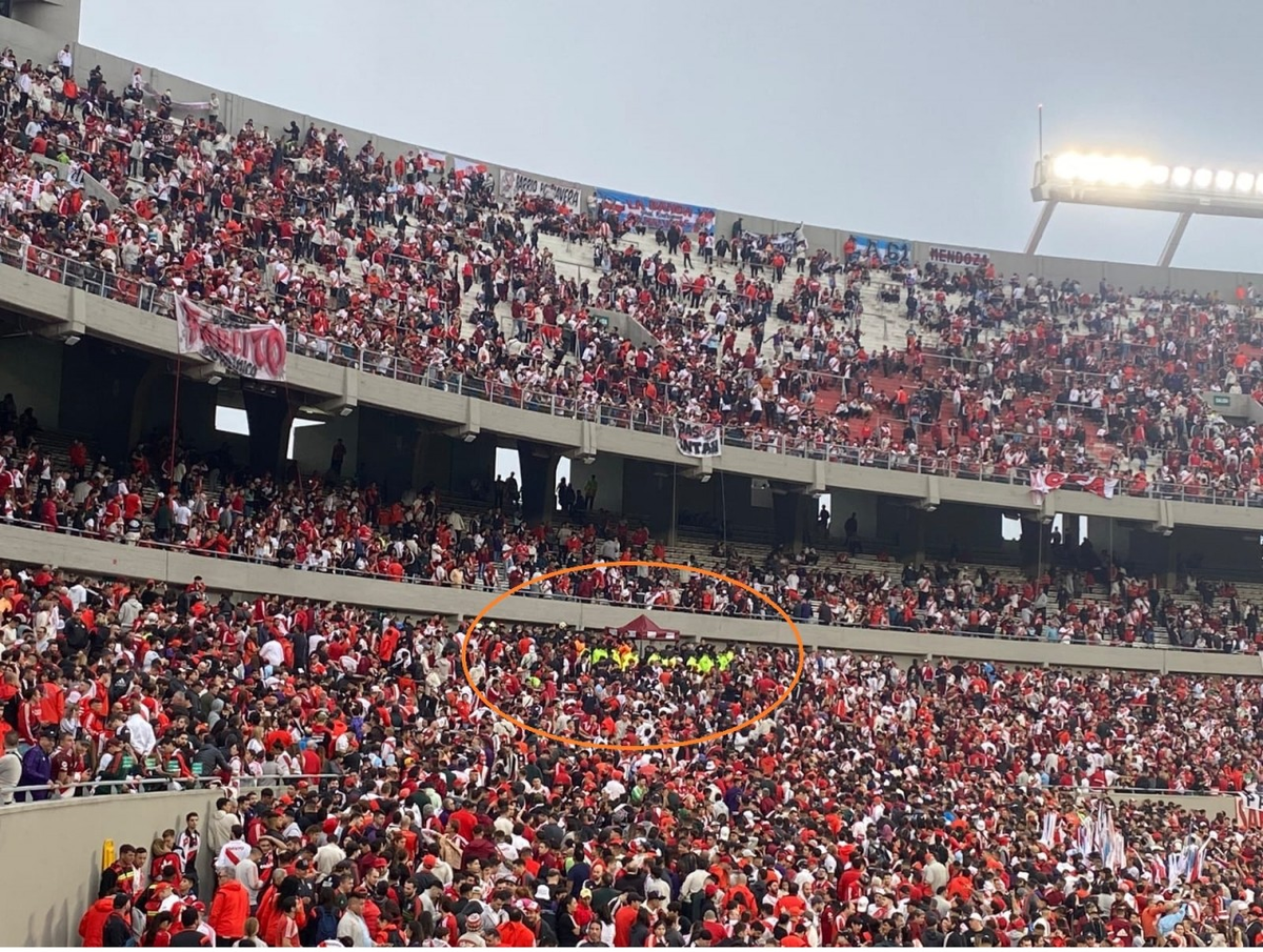 La tribuna de River y el hincha de River muerto tras la caída.