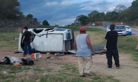 Así quedó la camioneta tras el vuelco. Así quedó la camioneta tras el vuelco.
