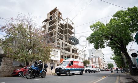 Un obrero se cayó de un edificio en construcción en barrio Candioti. Un obrero se cayó de un edificio en construcción en barrio Candioti.