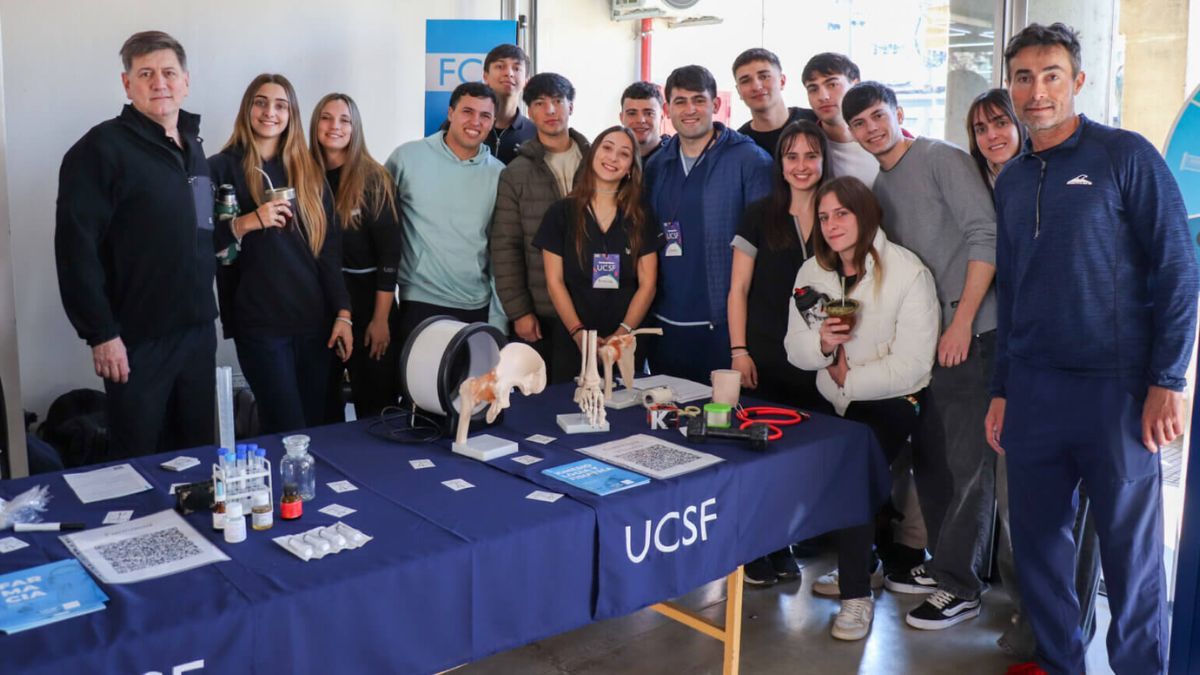 Estudiantes de escuelas secundarias, jóvenes interesados y familias pueden recorrer los stands de las distintas facultades. Estudiantes de escuelas secundarias, jóvenes interesados y familias pueden recorrer los stands de las distintas facultades.
