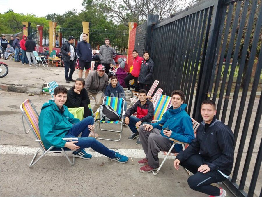 Atención hinchas de Colón: el canje de entradas se extiende un día más