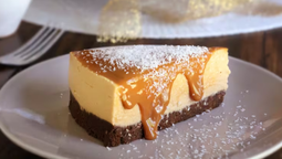 La combinación perfecta de queso y dulce de leche en un cheesecake irresistible. La combinación perfecta de queso y dulce de leche en un cheesecake irresistible.
