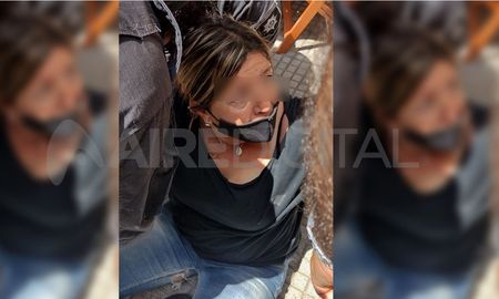 La mujer fue detenida por comerciantes de la zona que lograron interceptarla tras el robo. La mujer fue detenida por comerciantes de la zona que lograron interceptarla tras el robo.