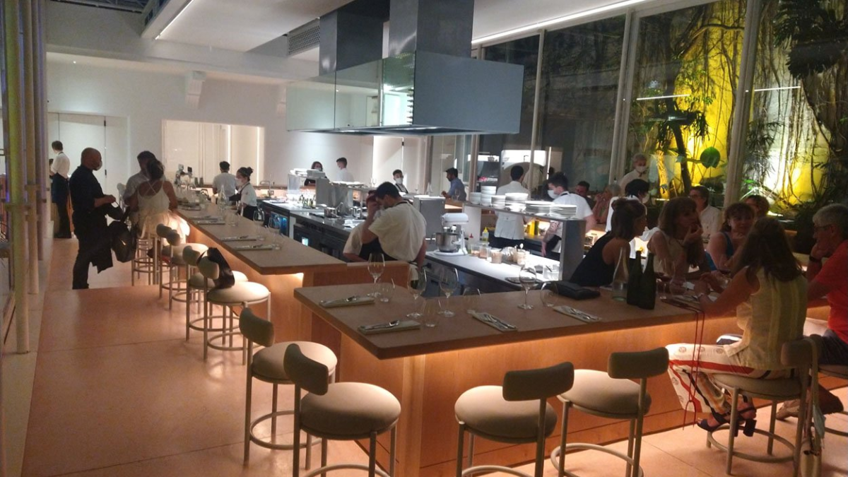 Con una combinación de colores claro y rodeado de plantas, el nuevo restaurante de Martitegui cuenta con una propuesta única.