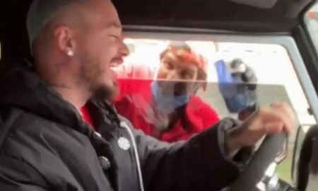 J Balvin vivió un incómodo momento en la calle, pero todo terminó entre risas. J Balvin vivió un incómodo momento en la calle, pero todo terminó entre risas.