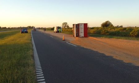 El choque entre camiones ocurrió a la altura del kilómetro 90 de la autopista Rosario-Santa Fe. El choque entre camiones ocurrió a la altura del kilómetro 90 de la autopista Rosario-Santa Fe.