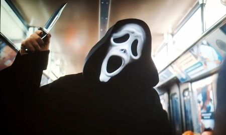 Tras más de una década de ausencia, Scary Movie 6 apuesta por la nostalgia reuniendo al elenco original y sumando nuevos talentos de la comedia para parodiar la nueva era del cine de terror moderno. Tras más de una década de ausencia, Scary Movie 6 apuesta por la nostalgia reuniendo al elenco original y sumando nuevos talentos de la comedia para parodiar la nueva era del cine de terror moderno.