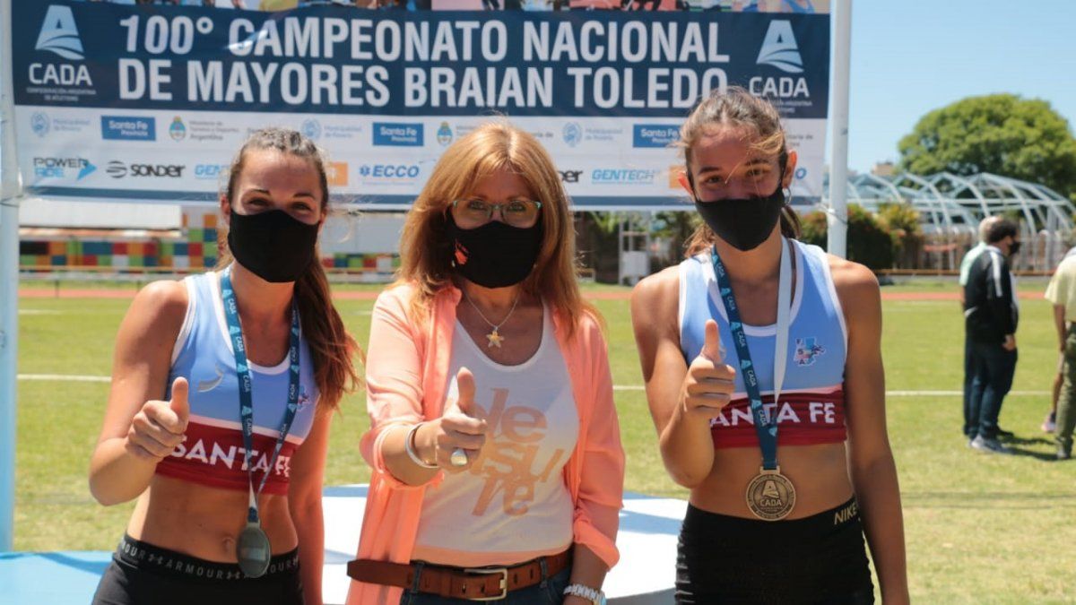 La secretaria de Deportes de Santa Fe, Claudia Giaccone, junto a referentes del atletismo provincial.