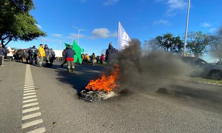 El corte en el acceso y egreso de Santa Fe comenzó minutos antes de las 9.30 y será alternado. El corte en el acceso y egreso de Santa Fe comenzó minutos antes de las 9.30 y será alternado.