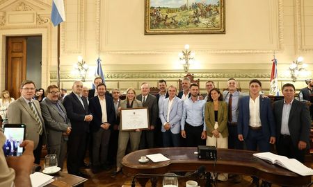 El Senado de Santa Fe brindó un emotivo reconocimiento Gisela Scaglia. El Senado de Santa Fe brindó un emotivo reconocimiento Gisela Scaglia.