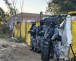 La Policía realizó 13 allanamientos por microtráfico y detuvo a 10 personas en la ciudad de Esperanza. La Policía realizó 13 allanamientos por microtráfico y detuvo a 10 personas en la ciudad de Esperanza.