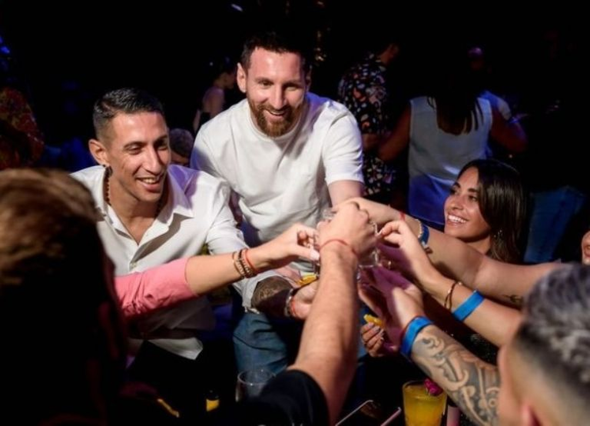 MESSI, JUNTO A DI MARÍA Y ANTONELA EN LA FIESTA DE LOS CAMPEONES DEL MUNDO.
