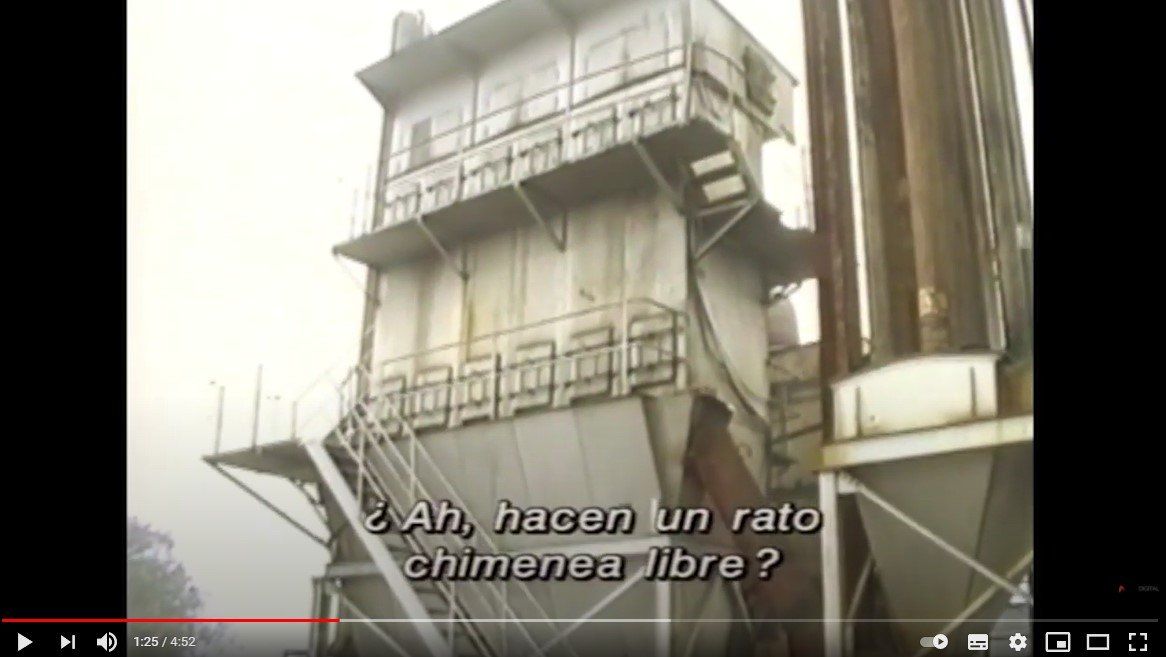 En el documental se reconoce que durante la noche la chimenea de la fábrica operaba sin filtro, lo que aumentaba en forma considerable las emisiones tóxicas con plomo.